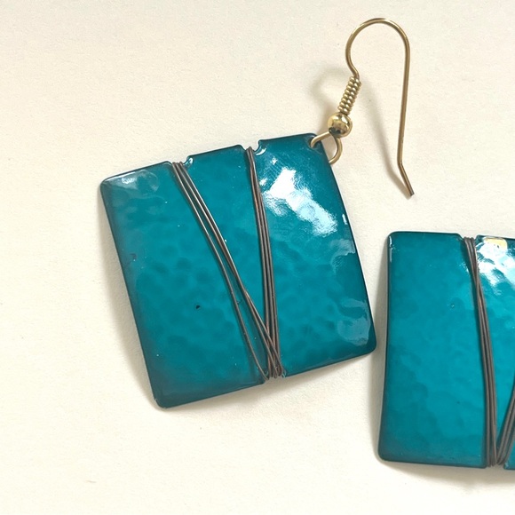 1980s vintage turquoise square dangling earrings with gold wire accents - Picture 8 of 15